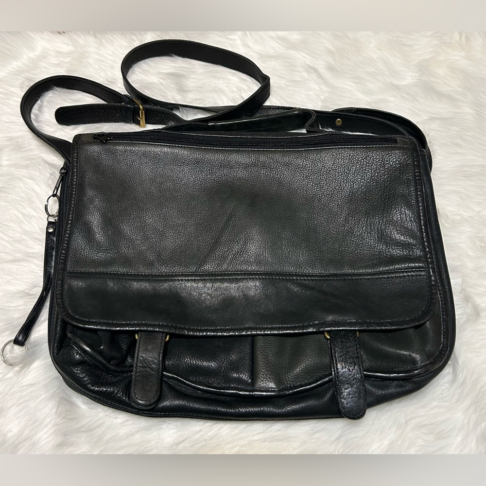 Vintage Wilson’s Black Leather Expandable Messenger Bag